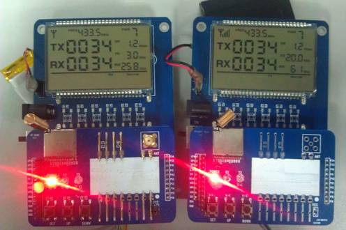 Le schéma physique de la communication entre RF4432PRO (à gauche) et RF4463PRO