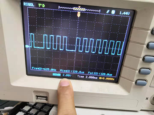 Réglez l'échelle de tension de l'oscilloscope sur 2 V et l'échelle de temps sur 2 ms.